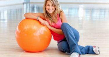 Упражнения на фитболе