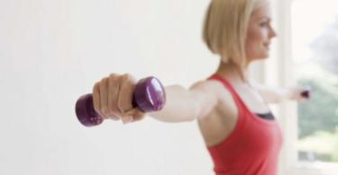 упражнения с гантелями для грудных мышц для девушек