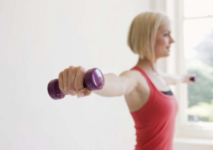 Упражнения с гантелями на грудные мышцы для женщин стоя thumbnail