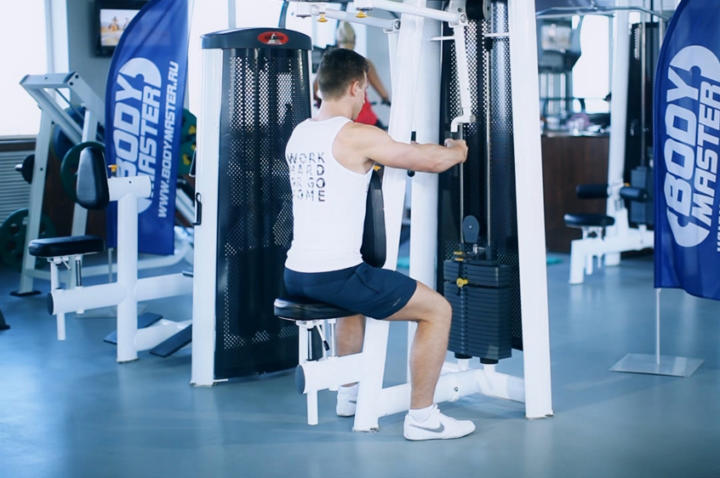 Разводка рук назад в тренажере «бабочка»