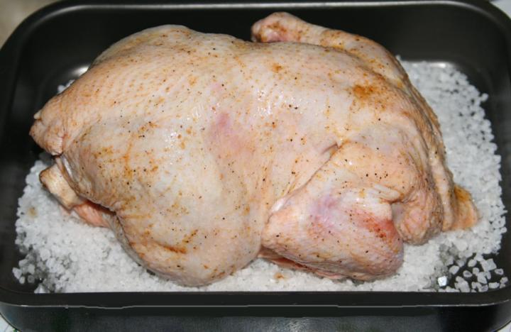Курица, запеченная в соли