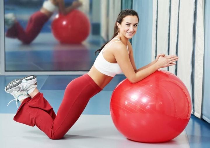 Упражнения на фитболе