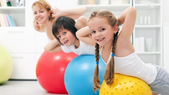 Упражнения на фитболе