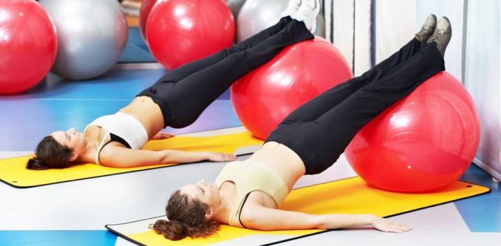 Упражнения на фитболе