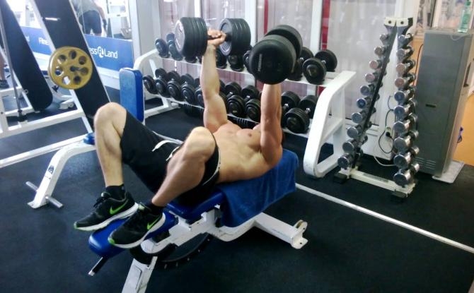 разведение гантелей на наклонной скамье