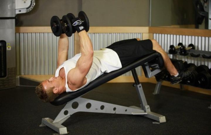правильно делать разводку гантелями лежа