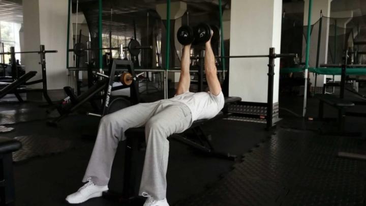 разведение рук с гантелями на горизонтальной скамье