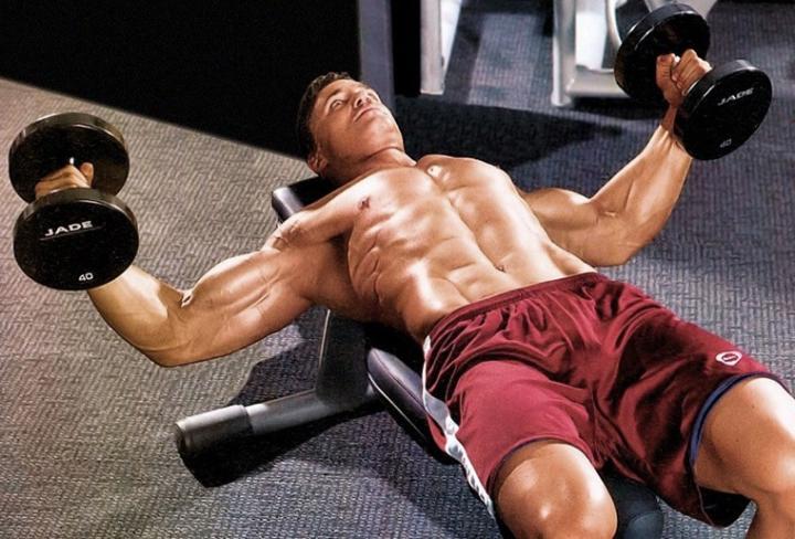 разведение гантелей на наклонной скамье