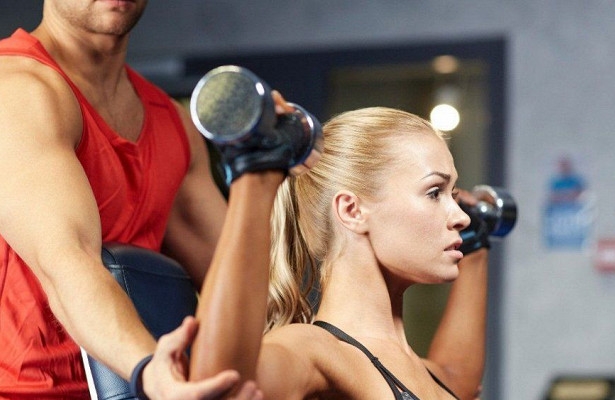 жим гантелей сидя на скамье